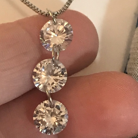 New Swarkovski Three Stone Necklace - Picture 3 of 3